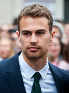 Theo James biografia: chi è, età, altezza, peso, figli, moglie, carriera, Instagram e vita privata