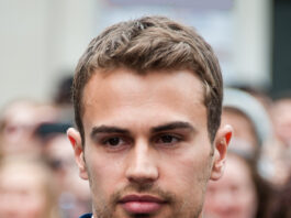 Theo James biografia: chi è, età, altezza, peso, figli, moglie, carriera, Instagram e vita privata