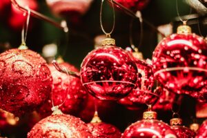 Perché si mettono le Palline sull'albero di Natale? Significato, storia, origine e curiosità