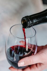 A che temperatura servire il vino Tipologie di vino, guida, conservazione e consigli utili A che temperatura servire il vino? Tipologie di vino, guida, conservazione e consigli utili