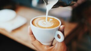 Caffellatte che cos'è?: Significato, Preparazione e Differenze con il Latte Macchiato