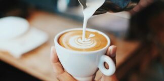 Caffellatte che cos'è?: Significato, Preparazione e Differenze con il Latte Macchiato