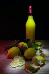 Che differenza c'è tra limoncino e limoncello Ricetta, consigli e curiosità Che differenza c'è tra limoncino e limoncello? Ricetta, consigli e curiosità