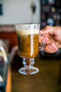 Irish Coffee (caffè Irlandese) che cos’è? Storia, Significato, Gusto, come si prepara, consigli e curiosità