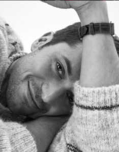 Lucas Bravo biografia: chi è, età, altezza, peso, figli, moglie, carriera, Instagram e vita privata