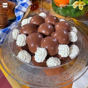 Come fare i Profiteroles al cioccolato di Sal De Riso: ingredienti, procedimento e video ricetta