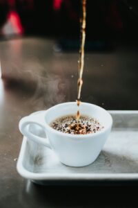 É vero che il caffè fa passare il mal di testa? Verità o Mito? Correlazione, Significato e Consigli