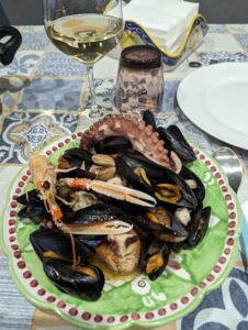 Perché il Giovedì Santo si mangia la Zuppa di Cozze? Origine, significato, ricetta e curiosità