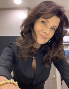 Daphne Zuniga biografia: chi è, età, altezza, peso, carriera, figli, marito, Instagram e vita privata