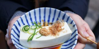Come cucinare il Tofu: che cos'è, ricette, come mangiarlo e consigli