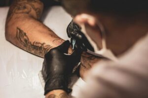Come Curare e Lavare un Tatuaggio Appena Fatto Guida Completa Come Curare e Lavare un Tatuaggio Appena Fatto: Guida Completa