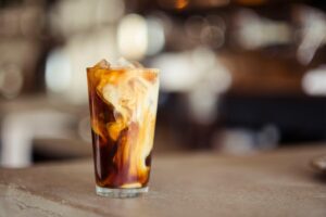 Caffè shakerato che cos'è e come si prepara Significato, calorie e ricetta originale Caffè shakerato che cos'è e come si prepara? Significato, calorie e ricetta originale