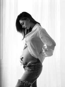 Anna Tatangelo è incinta del secondo figlio l'annuncio sui social e la dolce attesa