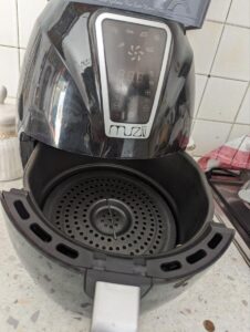 Cosa non cucinare mai nella friggitrice ad aria? Scopri gli alimenti da evitare