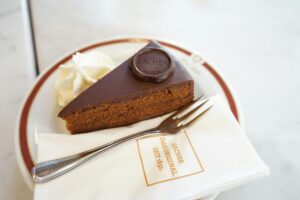 Storia e Origine della Torta Sacher: costo, liquore, ricetta e curiosità
