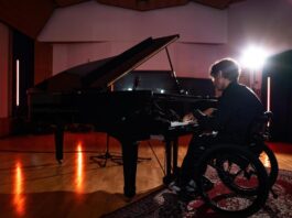 Frenci – Il pianista tetraplegico che trasforma la diversità in musica, poesia e libertà