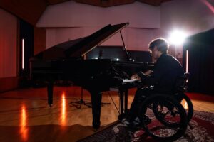 Frenci – Il pianista tetraplegico che trasforma la diversità in musica, poesia e libertà