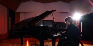Frenci – Il pianista tetraplegico che trasforma la diversità in musica, poesia e libertà