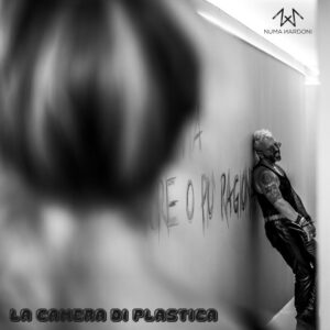 La Camera di Plastica L’EP di Numa Nardoni tra isolamento, denuncia sociale e verità scomode