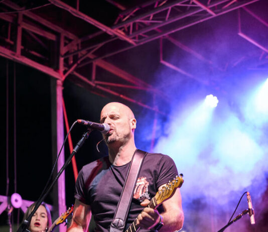 Fuori che cosa c’è? è il nuovo singolo di Andrea Cia nato dal silenzio di uno sguardo