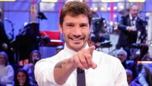 Stefano De Martino chi è Biografia, carriera, vita privata e il successo come conduttore di Affari Tuoi Stefano De Martino chi è? Biografia, carriera, vita privata e il successo come conduttore di Affari Tuoi