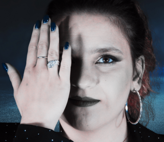 Mariateresa lancia il nuovo singolo "Luce Universale"