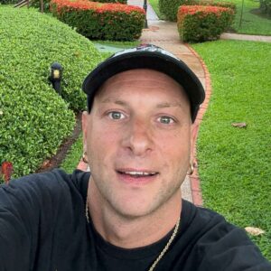 Perché il cantante Clementino si chiama così? Scopri il vero nome e la storia del rapper