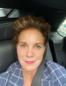 Elizabeth Perkins chi è