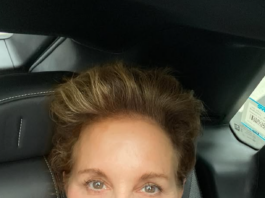 Elizabeth Perkins chi è