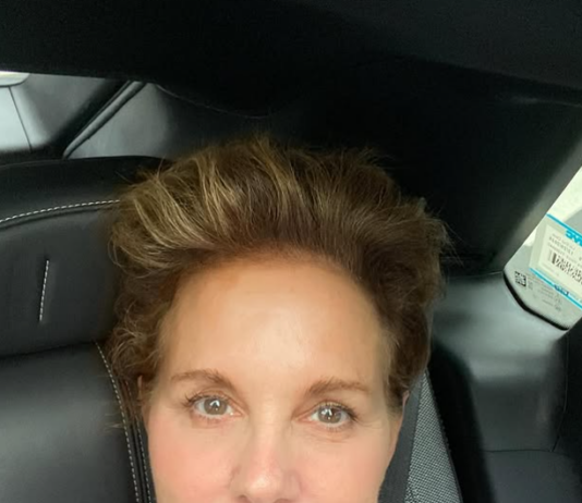 Elizabeth Perkins chi è