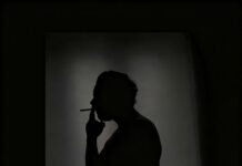 L’ultima sigaretta: il nuovo singolo di Connor Las Americas tra Roma, social e addii difficili