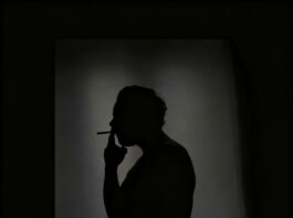 L’ultima sigaretta: il nuovo singolo di Connor Las Americas tra Roma, social e addii difficili